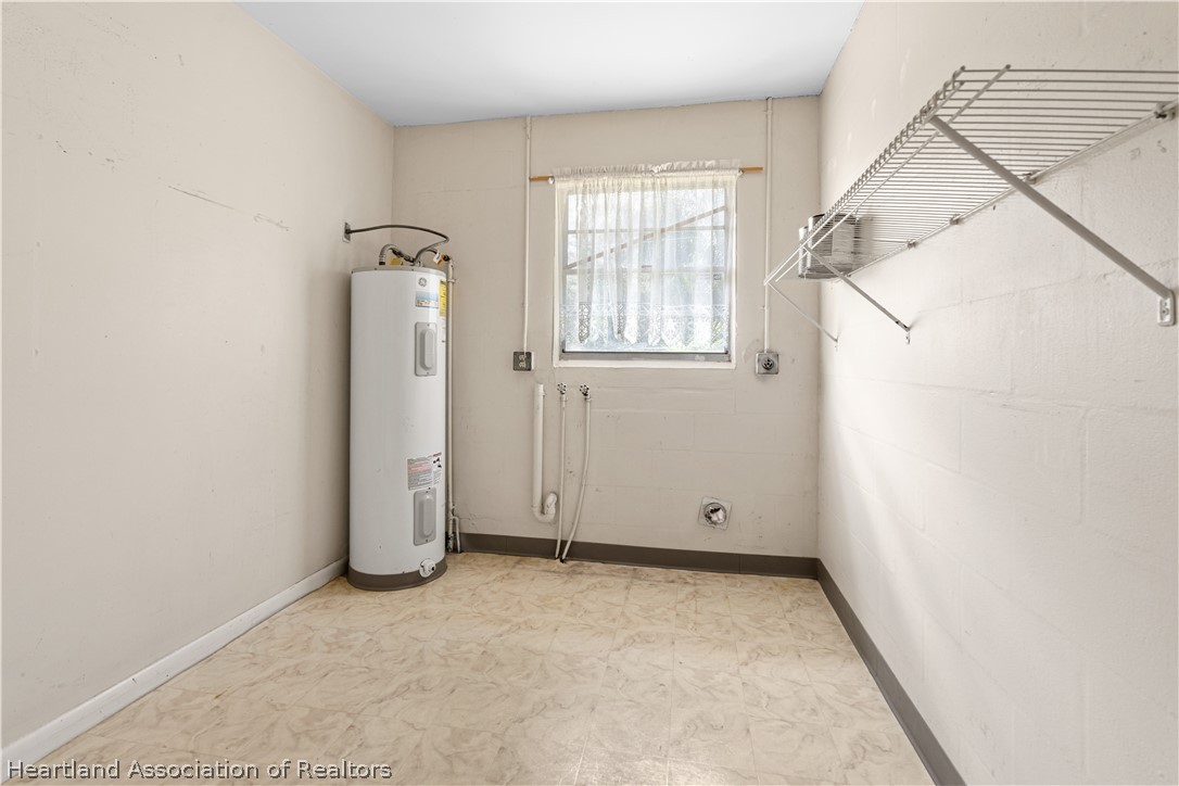 3303 Lakewood Road Sebring, FL 33875 - Photo 34 of 34 an empty room with windows