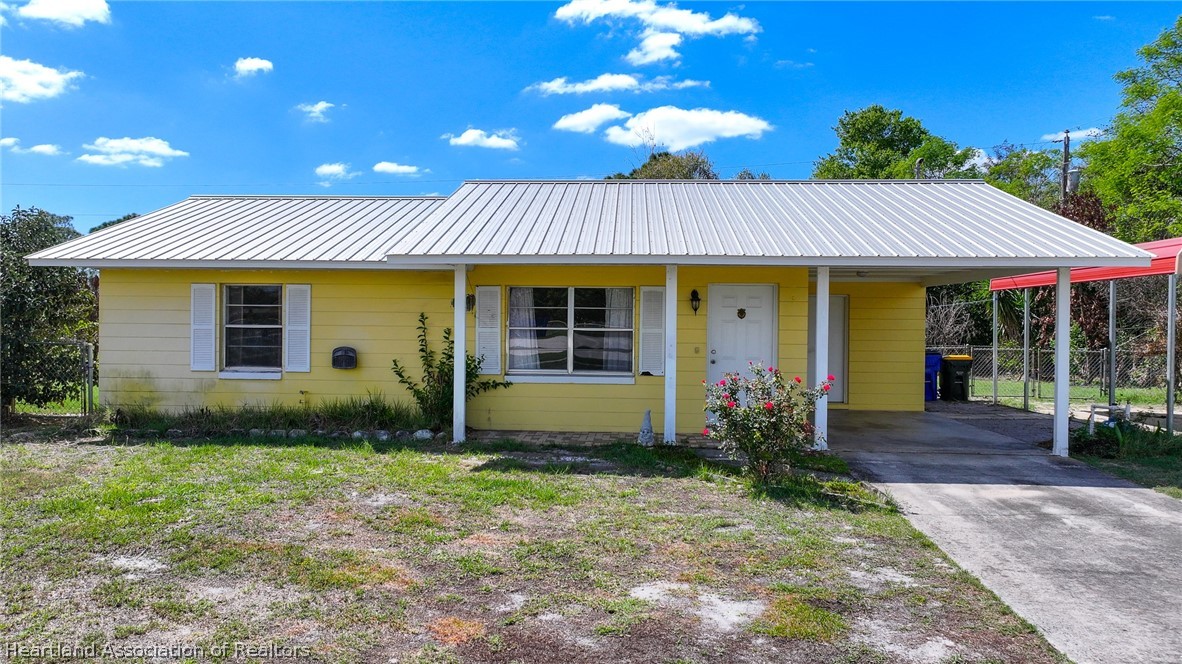 3303 Lakewood Road Sebring, FL 33875 - Photo 4 of 34 a front view of a house with garden