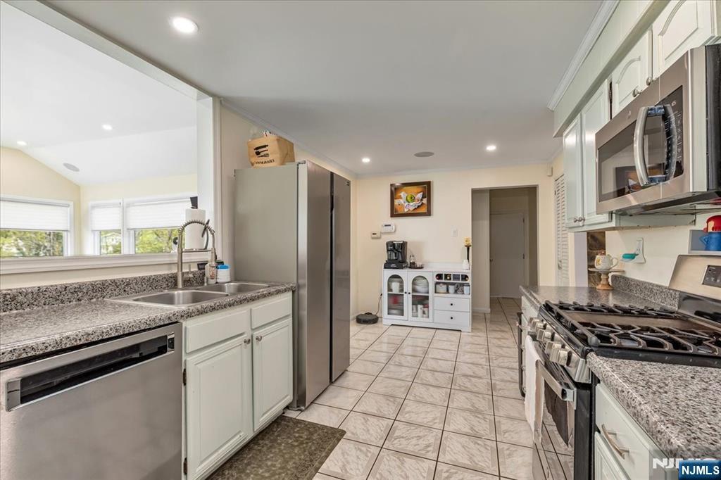 296 Berkeley Avenue Bloomfield, NJ 07003 - Photo 4 of 48