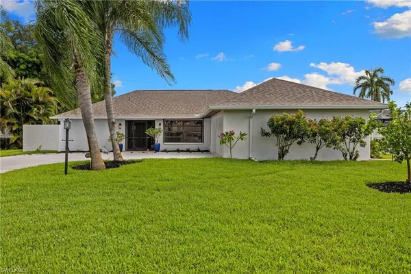 $800,000 | 433 Golfview Drive, Naples, FL 34110