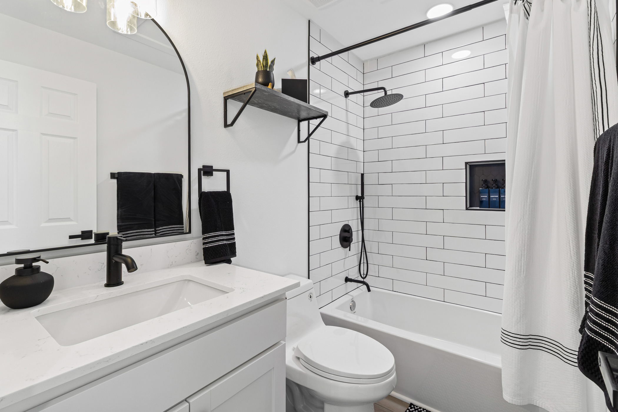 901 North Church Street Georgetown, TX 78626 - Photo 15 of 32 Bathroom featuring vanity and shower / bath combo