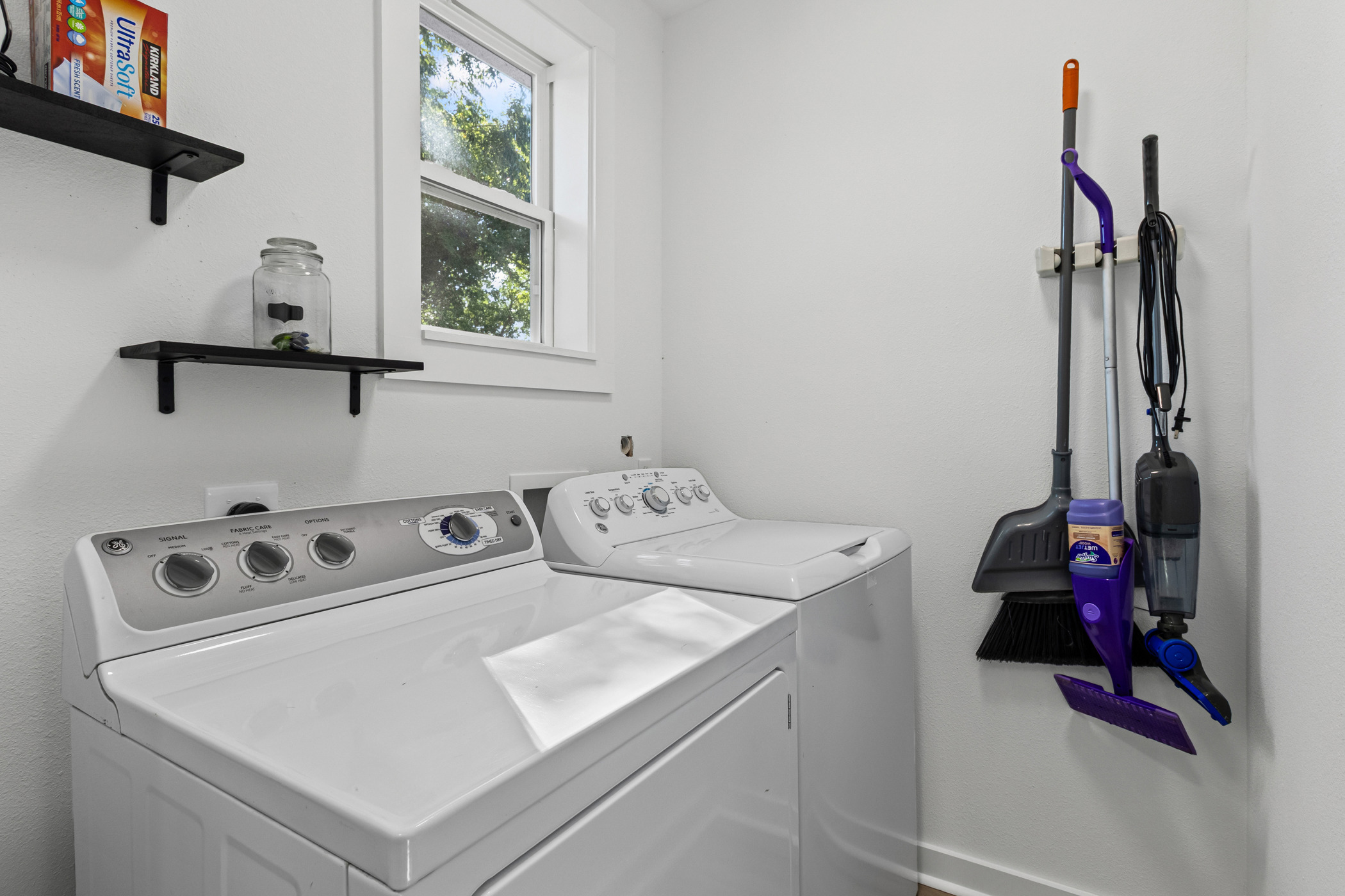 901 North Church Street Georgetown, TX 78626 - Photo 21 of 32 Laundry room featuring separate washer and dryer and baseboards
