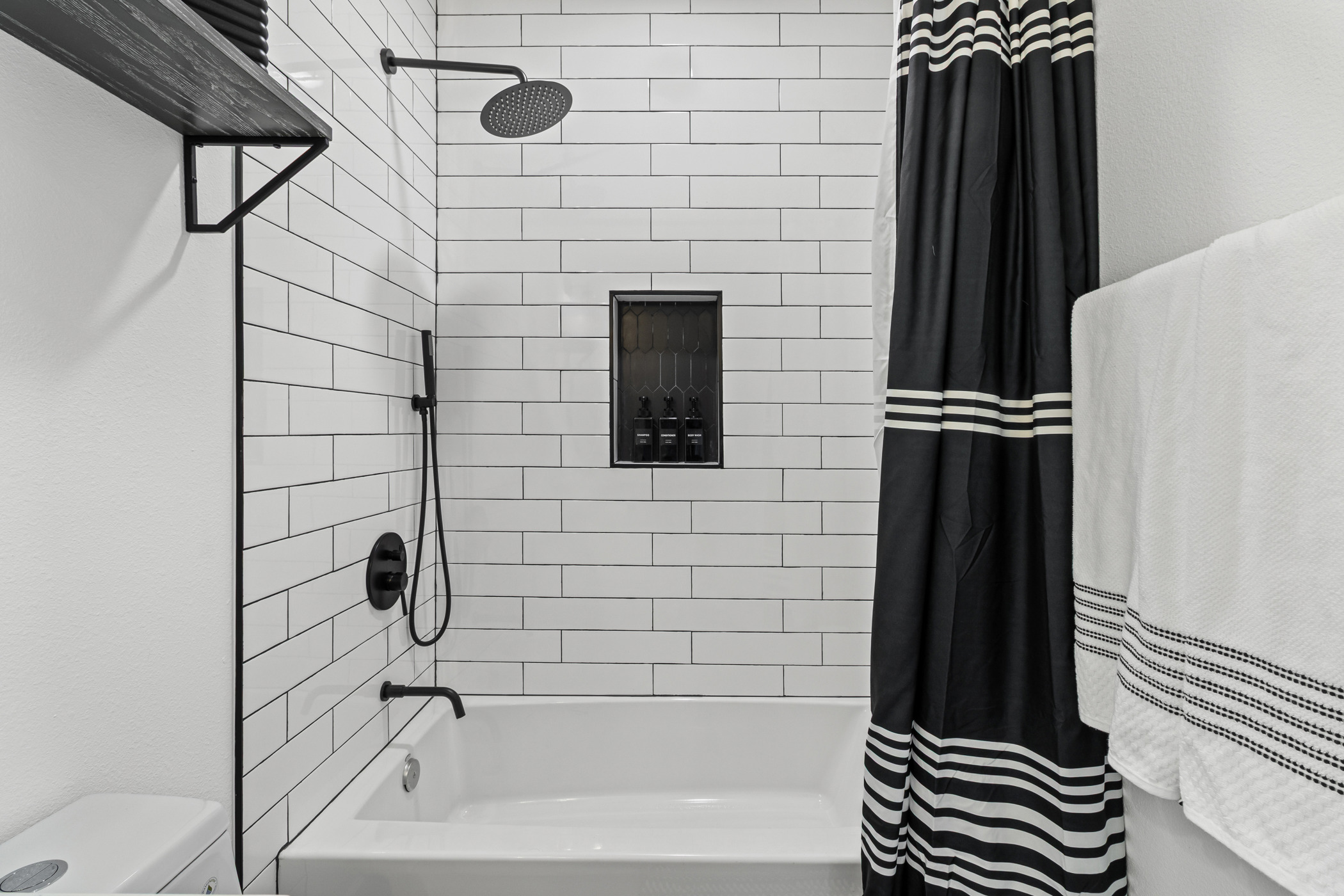 901 North Church Street Georgetown, TX 78626 - Photo 23 of 32 Full bath with toilet and shower / bath combo with shower curtain