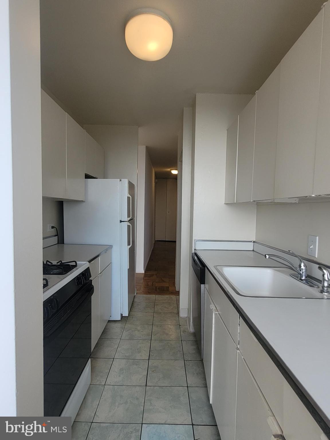 210 Locust Street, Unit 18DEW Philadelphia, PA 19106 - Photo 4 of 20 18D kitchen