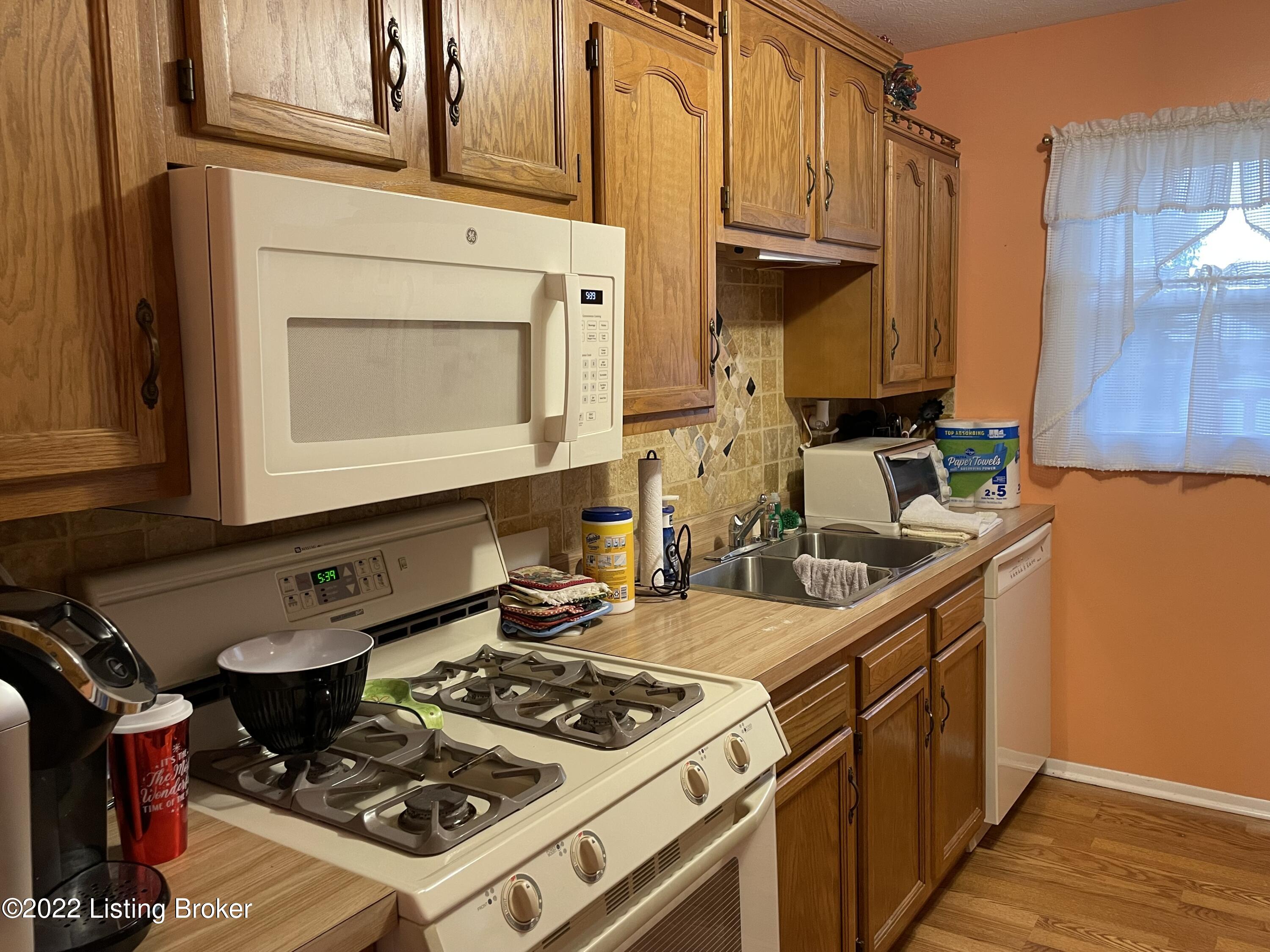 6704 Barbrook Road Louisville, KY 40258 - Photo 9 of 31 IMG-2592