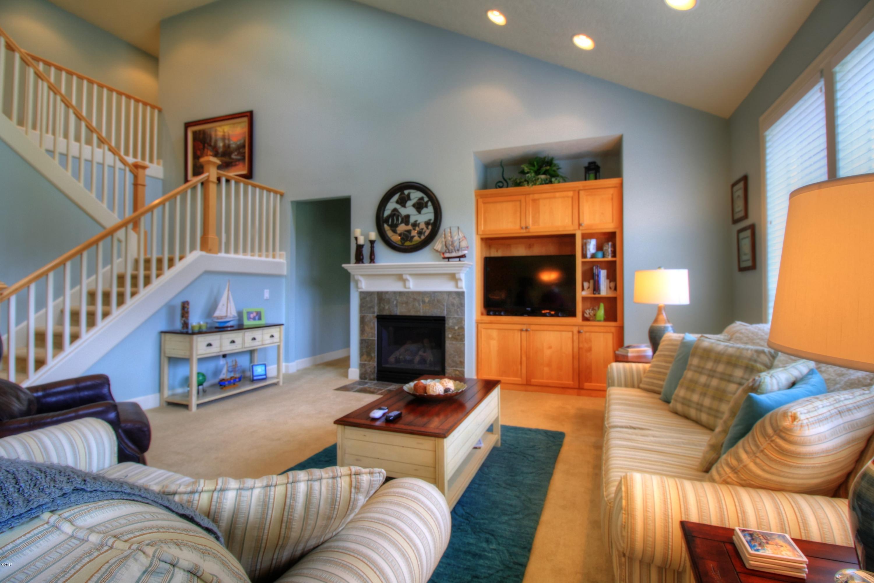230 Southwest 60th Loop Newport, OR 97366 - Photo 2 of 42 Living Room 5