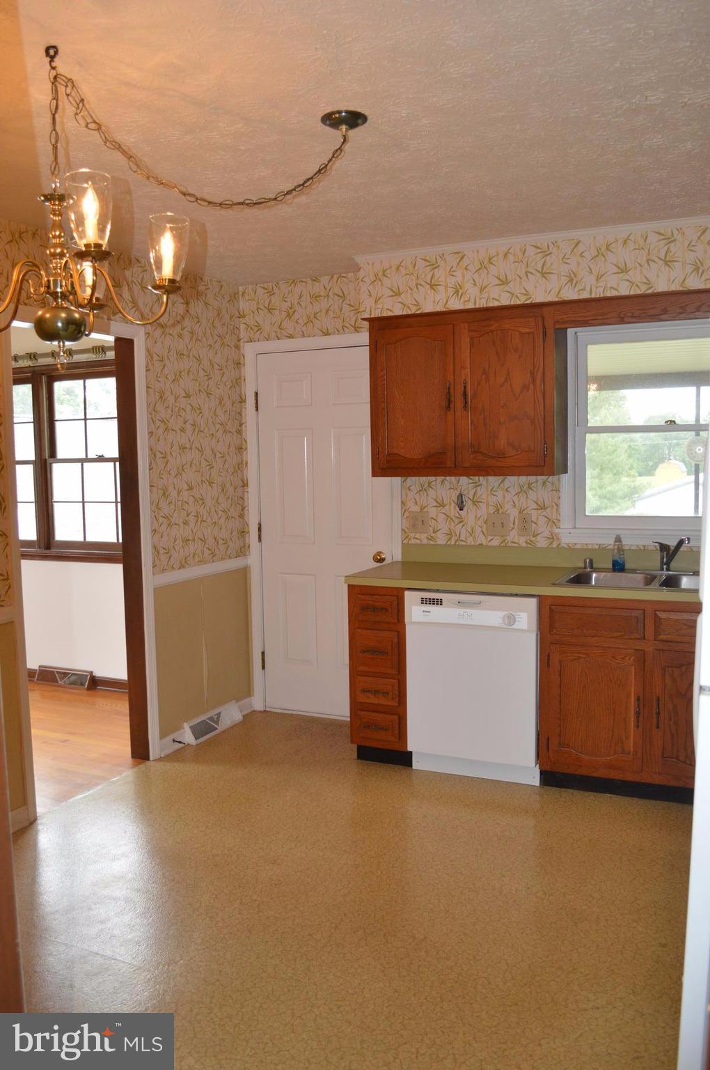 218 Ridge Road Winchester, VA 22602 - Photo 8 of 27 Kitchen