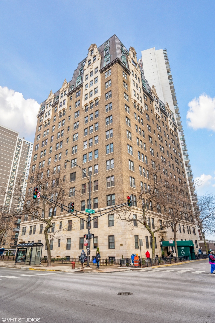 6101 North Sheridan Road, Unit 10G Chicago, IL 60660 - Photo 1 of 10 a view of a tall building