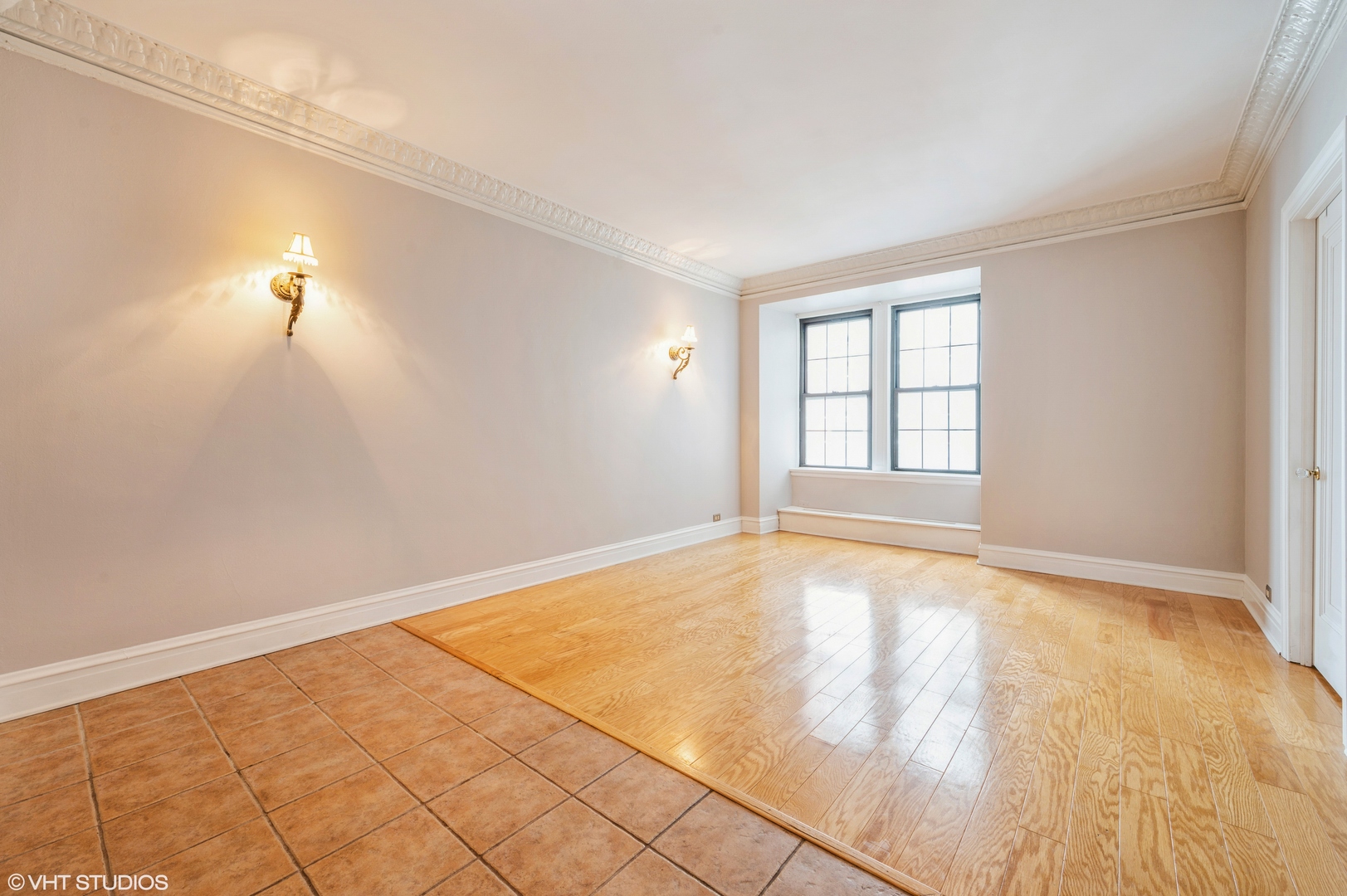 6101 North Sheridan Road, Unit 10G Chicago, IL 60660 - Photo 3 of 10 an empty room with windows