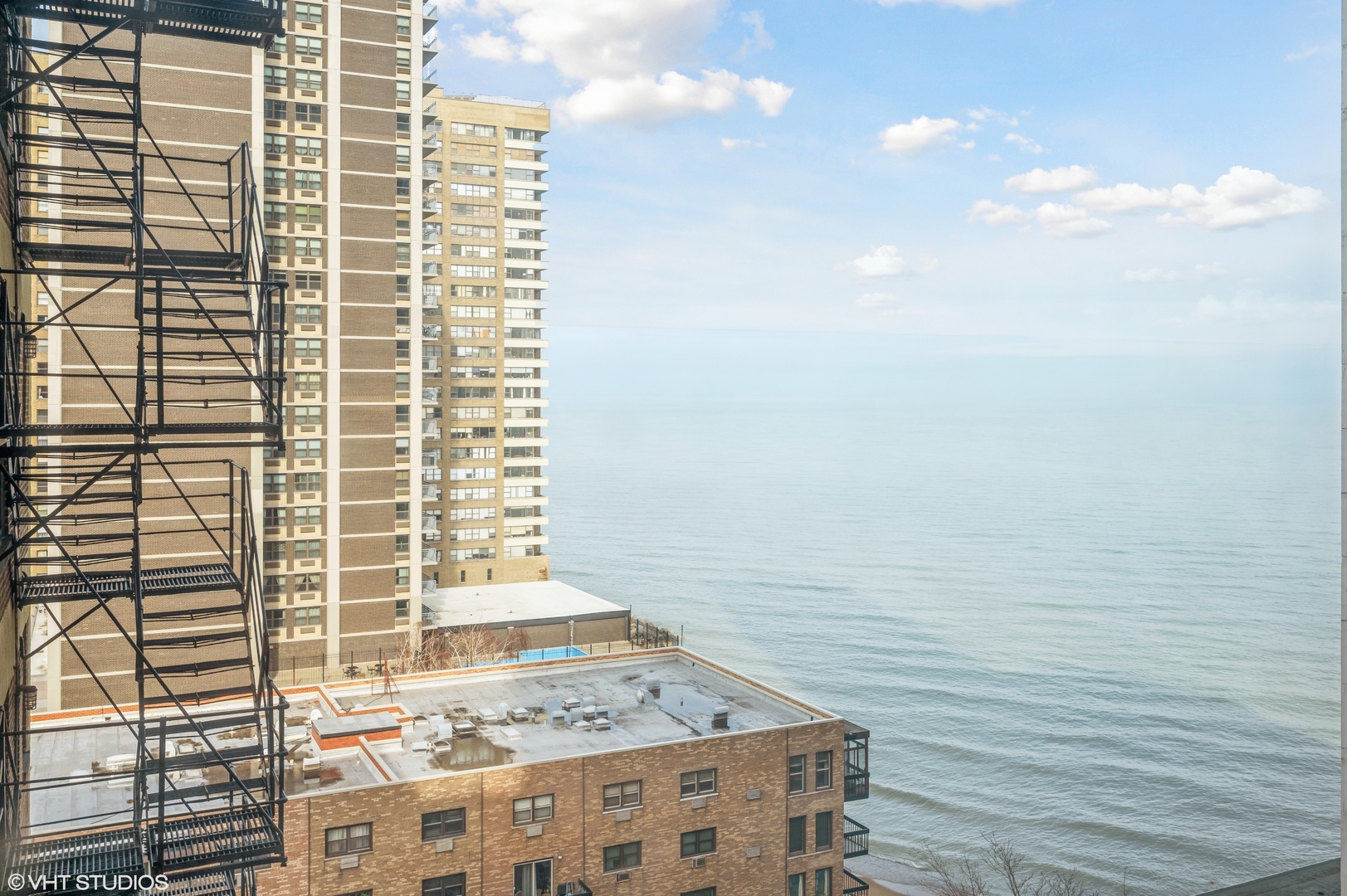 6101 North Sheridan Road, Unit 10G Chicago, IL 60660 - Photo 9 of 10 a view of balcony with a potted plant