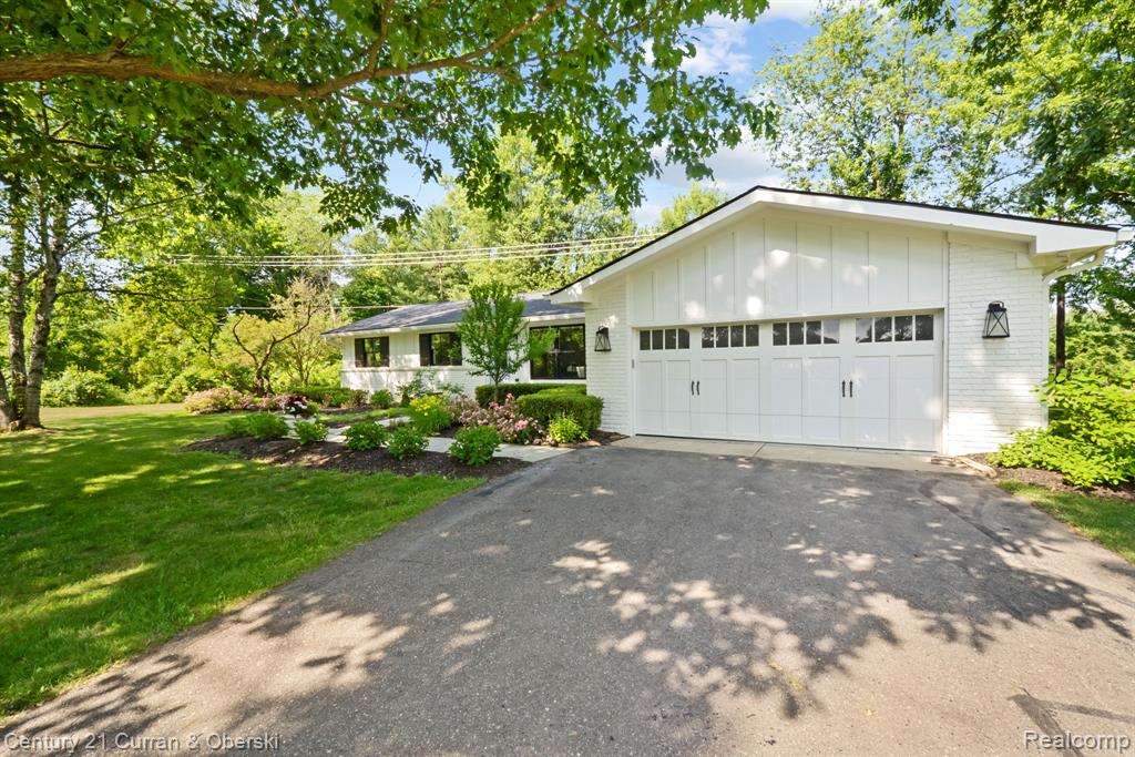 21651 Currie Road Northville, MI 48167 - Photo 7 of 52 Gallery Image 7