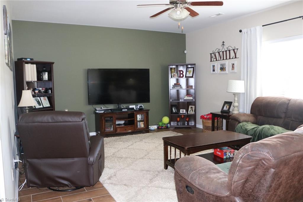 4547 Silo Ridge Clemmons, NC 27012 - Photo 11 of 37 Livingroom
