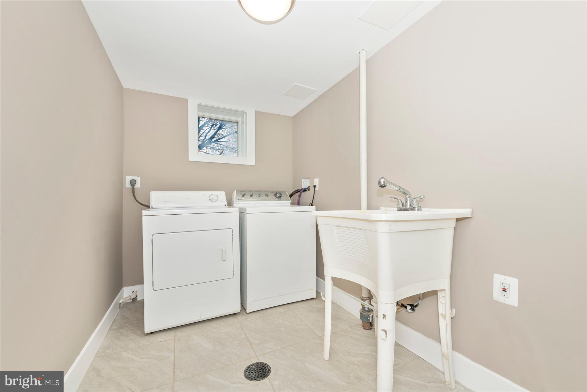 5008 Teen Barnes Road Frederick, MD 21703 - Photo 28 of 30 a utility room with dryer and washer