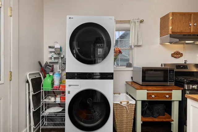 a close up view of a washer and dryer