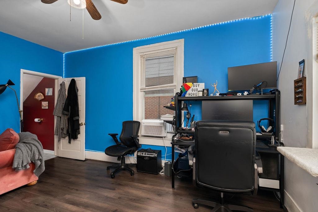 787 North Liberty Street Harrisonburg, VA 22802 - Photo 18 of 34 a workspace with furniture and screen