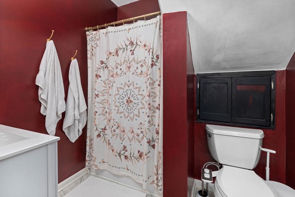 787 North Liberty Street Harrisonburg, VA 22802 - Photo 20 of 34 a bathroom with a toilet and a shower curtain