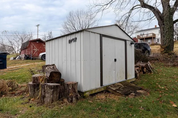 a view of a backyard