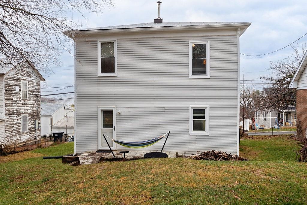 787 North Liberty Street Harrisonburg, VA 22802 - Photo 3 of 34 a backyard of house with yard and seating area