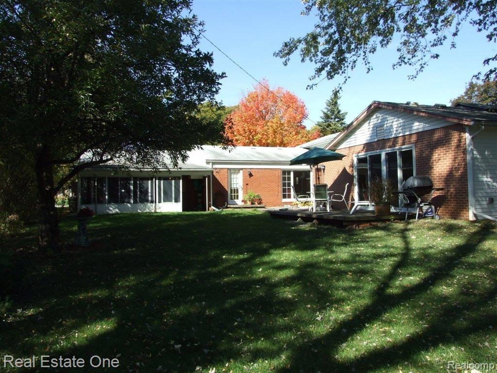 28534 Westerleigh Road Farmington, MI 48334 - Photo 22 of 25 Rear