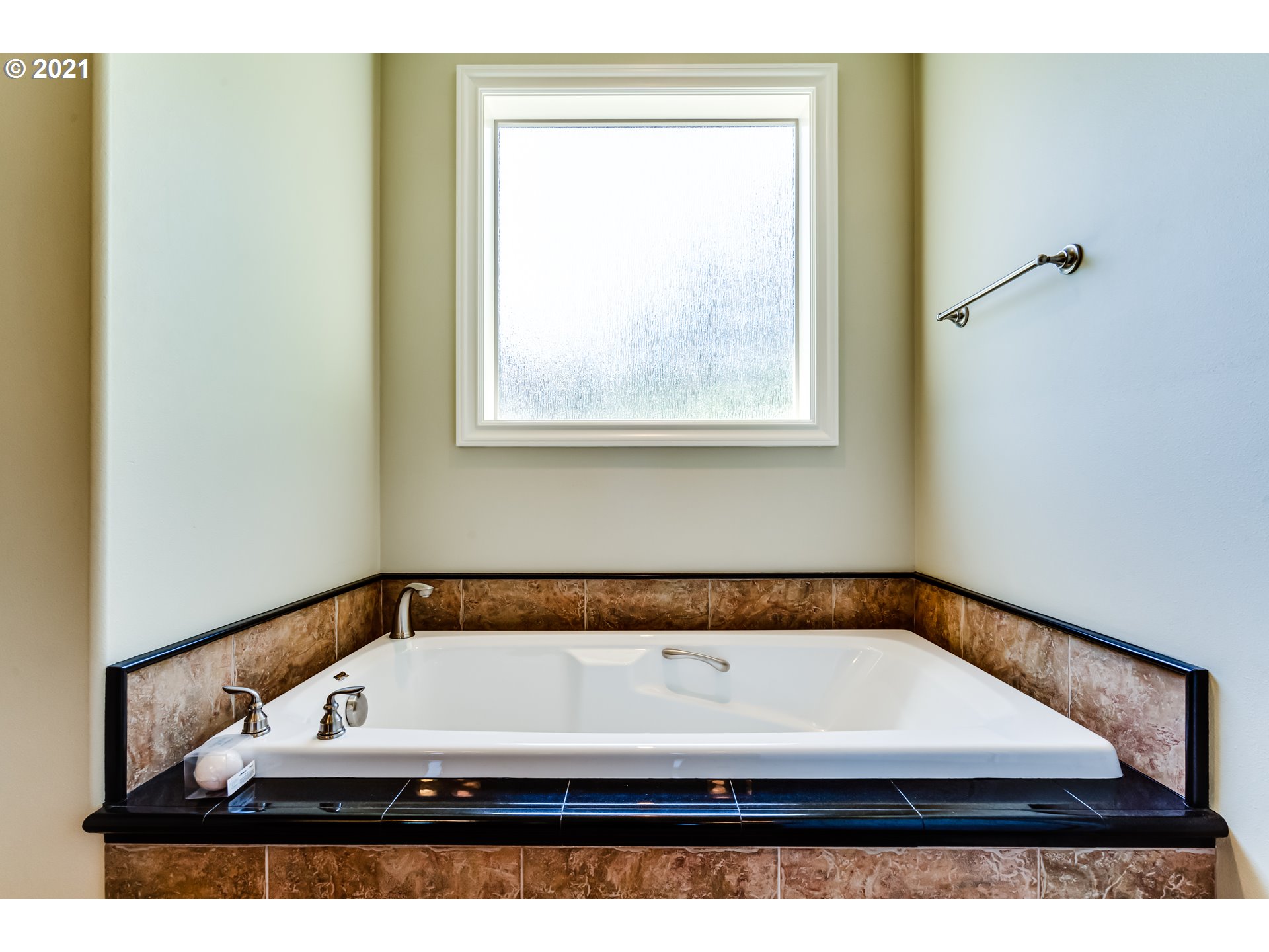 6128 Graystone Loop Springfield, OR 97478 - Photo 14 of 32 a bathroom with a bathtub and a window
