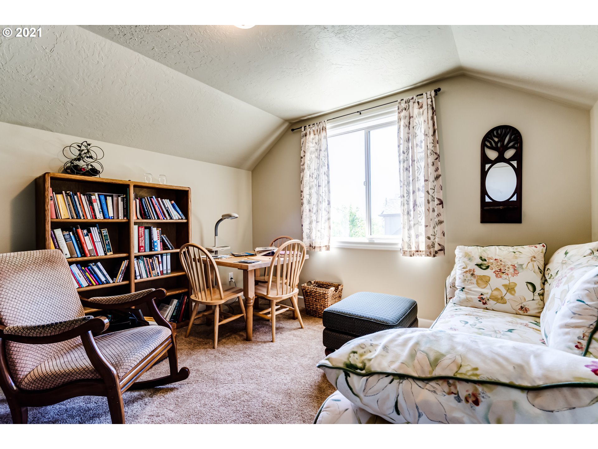 6128 Graystone Loop Springfield, OR 97478 - Photo 20 of 32 a living room with furniture and a book shelf