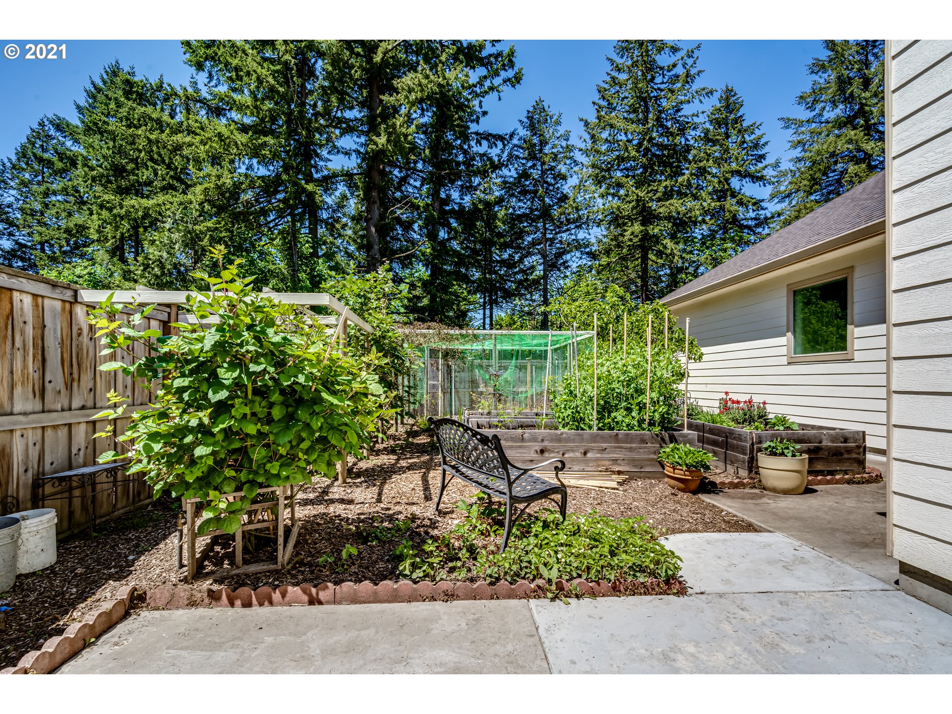 6128 Graystone Loop Springfield, OR 97478 - Photo 27 of 32 a view of a backyard with sitting area
