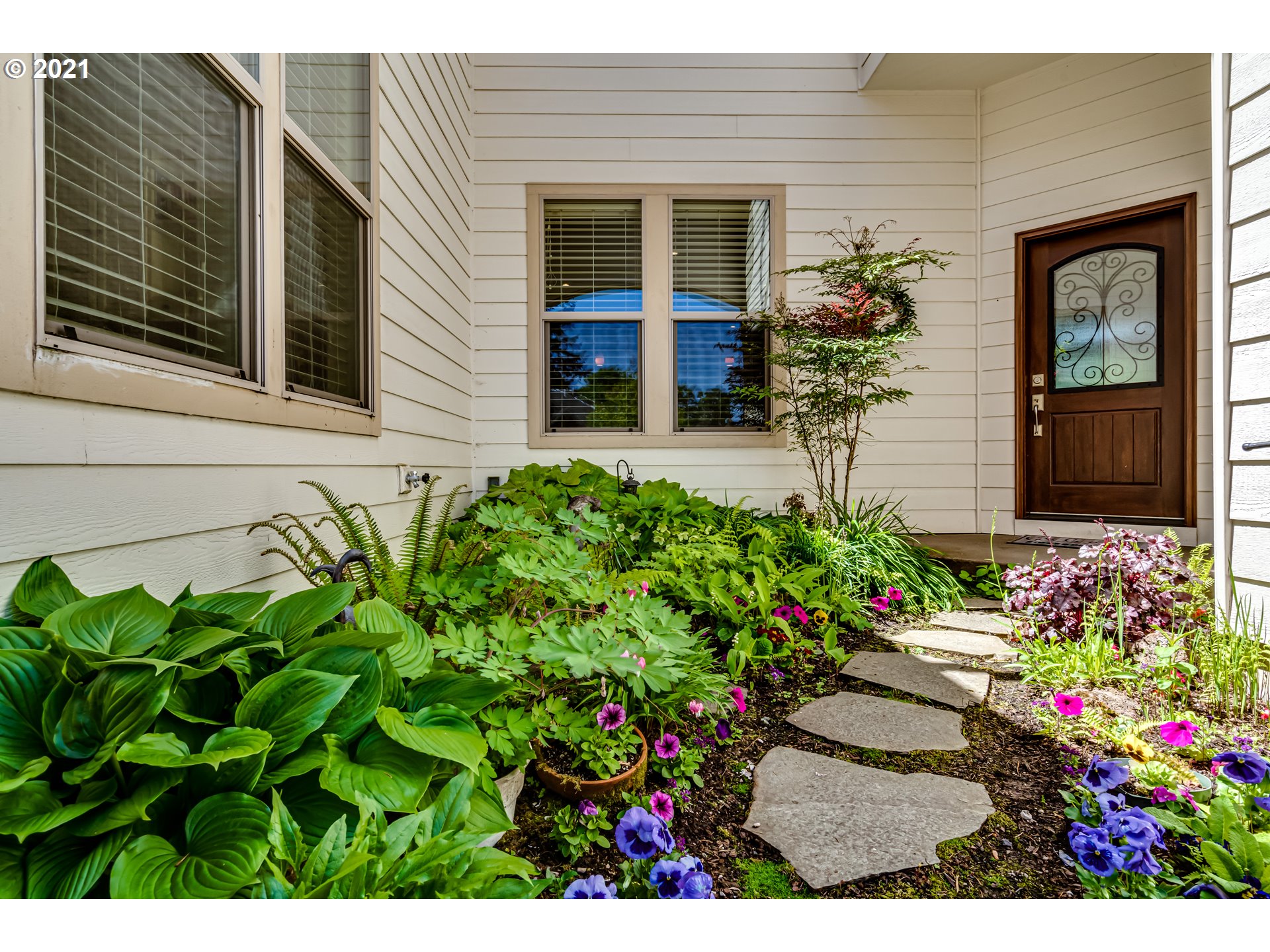 6128 Graystone Loop Springfield, OR 97478 - Photo 30 of 32 a view of a backyard with flowers