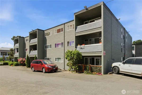 $199,990 | 236 South 152nd Street, Unit 303, Burien, WA 98148