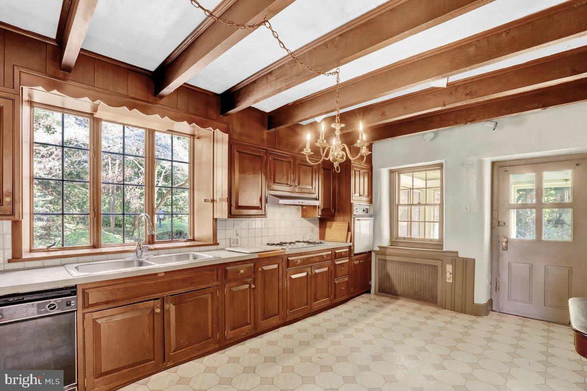 284 Old Mill Road Parkesburg, PA 19365 - Photo 21 of 50 a large kitchen with a large window