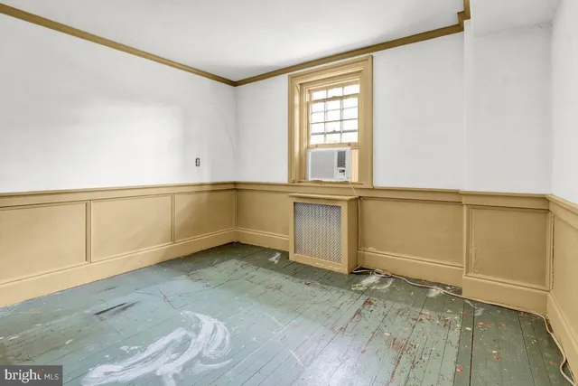 a view of a big room with closet and windows