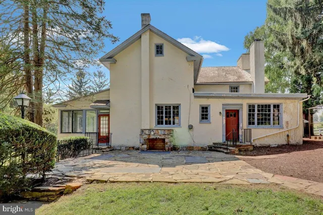 a view of a house with outdoor space