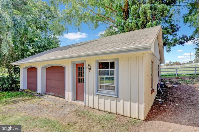 a view of a house with backyard and trees