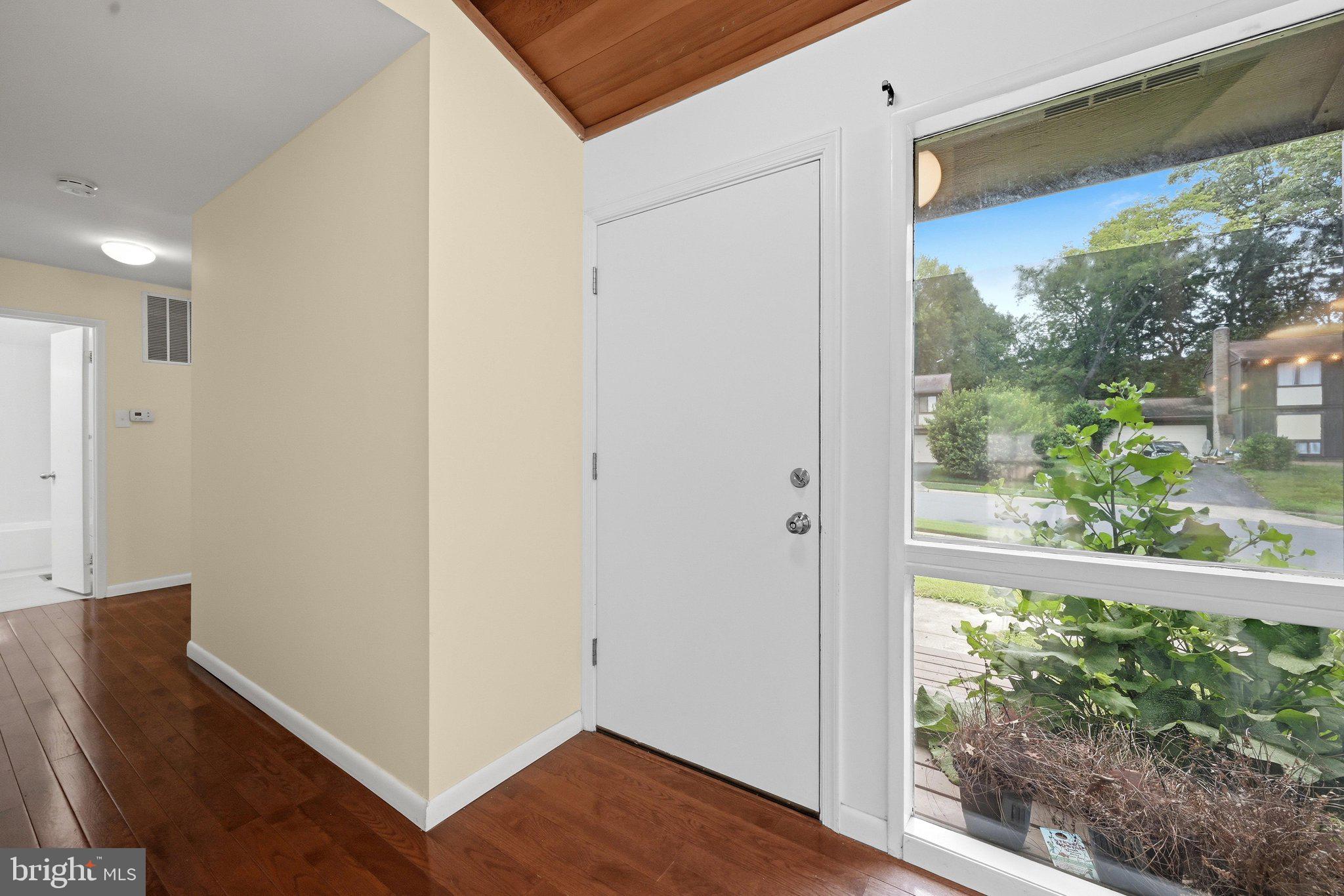 8811 Burbank Road Annandale, VA 22003 - Photo 6 of 53 Entry
