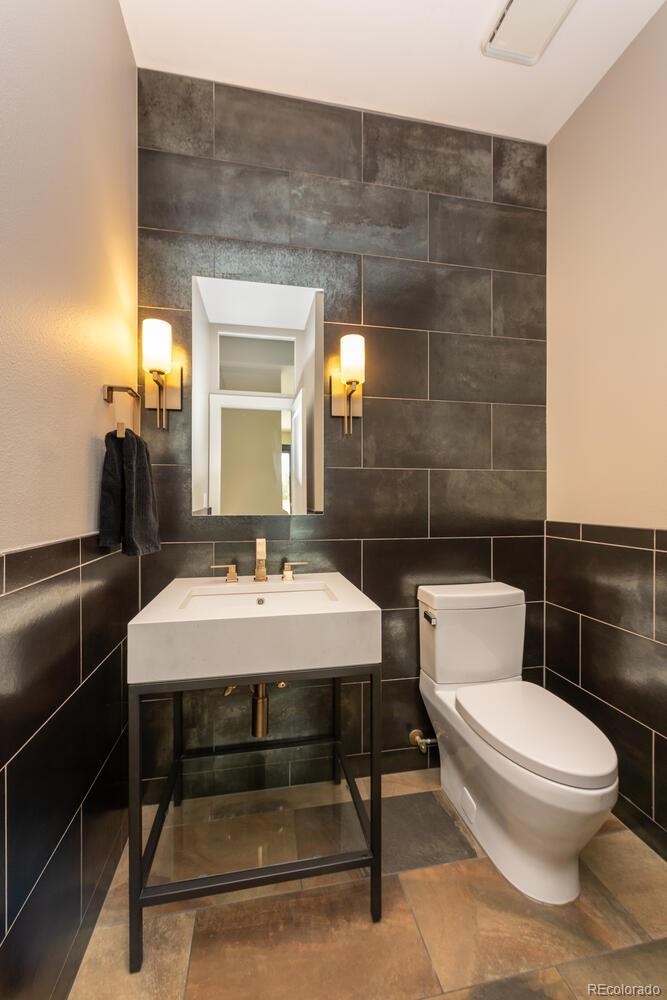 3828 Cloverleaf Drive Boulder, CO 80304 - Photo 7 of 40 a bathroom with a toilet a sink and mirror