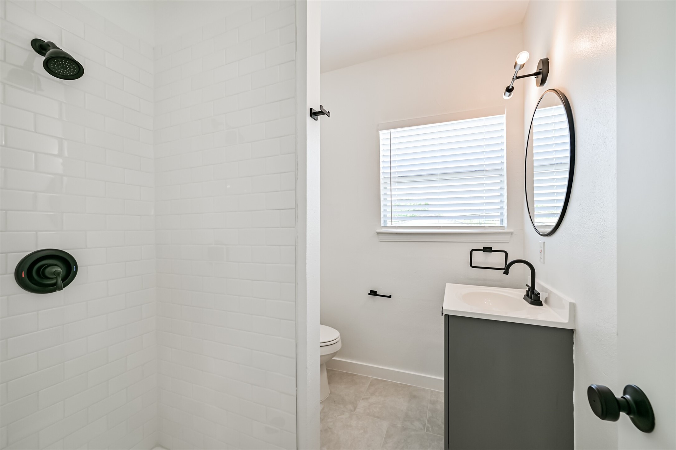 415 Fairview Street, Unit 9 Houston, TX 77006 - Photo 11 of 15 Spacious walk-in shower in the updated/remodeled bathroom.