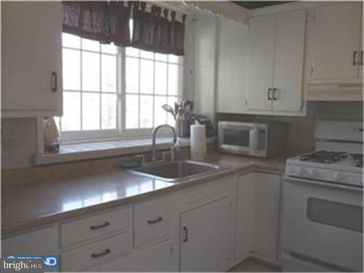 7243 Hilltop Road Upper Darby, PA 19082 - Photo 4 of 8 Kitchen