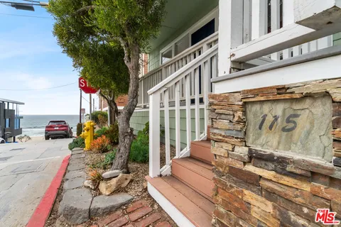 view of balcony with wooden floor and fence
