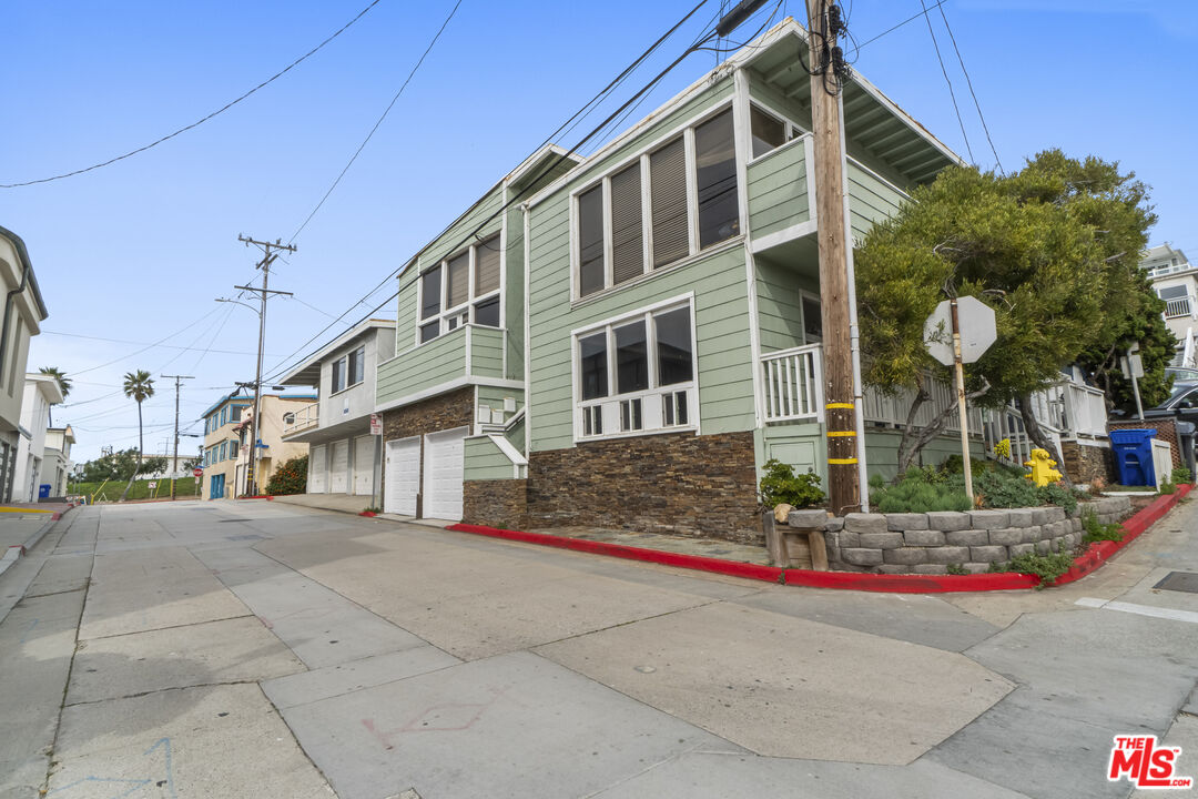 115 44th Street Manhattan Beach, CA 90266 - Photo 33 of 38 a front view of a building
