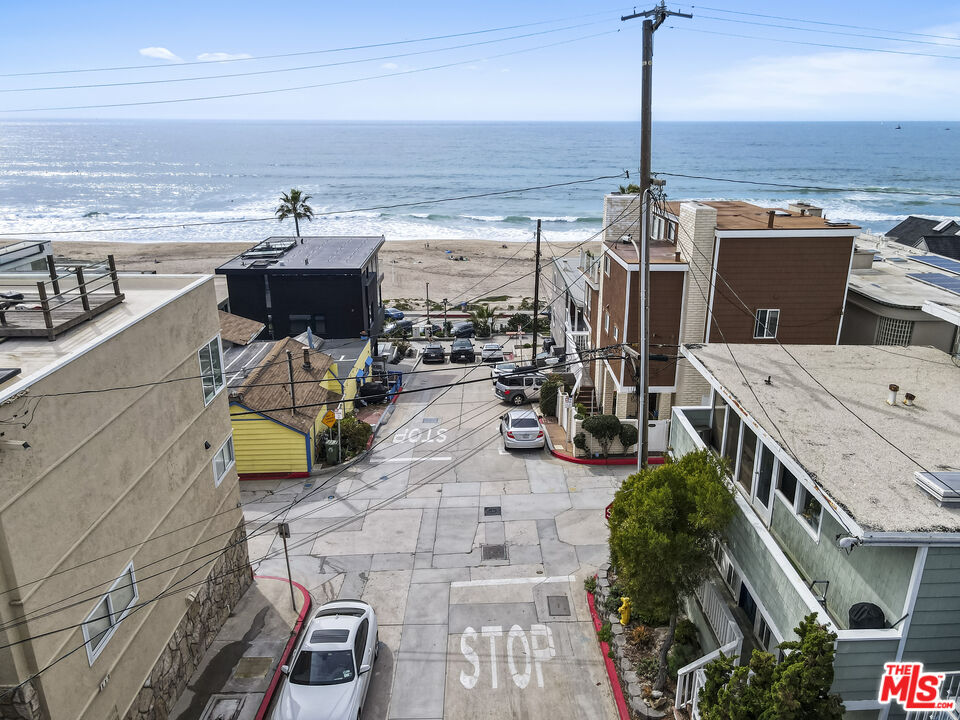 115 44th Street Manhattan Beach, CA 90266 - Photo 37 of 38 a view of a terrace with wooden floor
