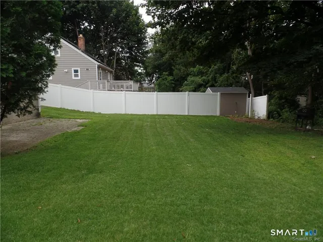 a view of a backyard