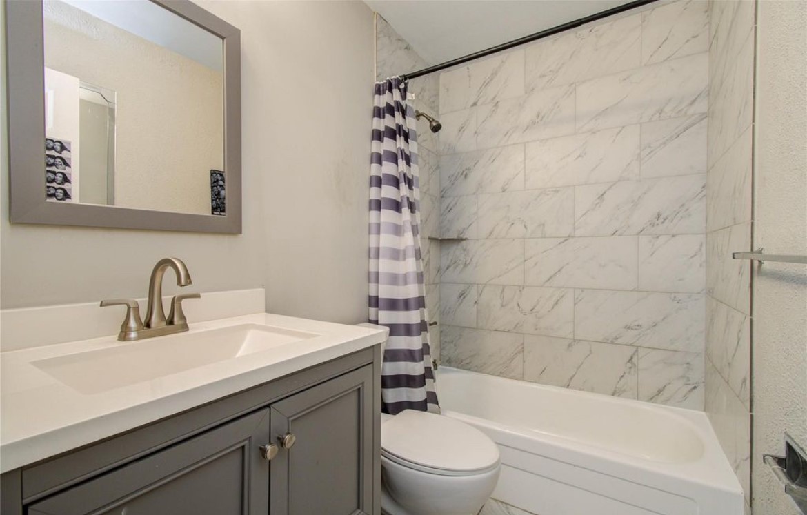 11609 Chimney Rock Road, Unit B Houston, TX 77035 - Photo 15 of 22 a bathroom with a sink a toilet and a bathtub