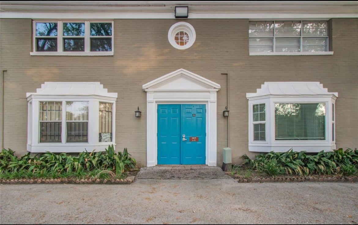 11609 Chimney Rock Road, Unit B Houston, TX 77035 - Photo 4 of 22 front view of a house