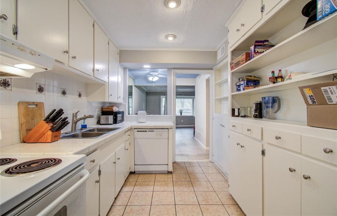 11609 Chimney Rock Road, Unit B Houston, TX 77035 - Photo 7 of 22