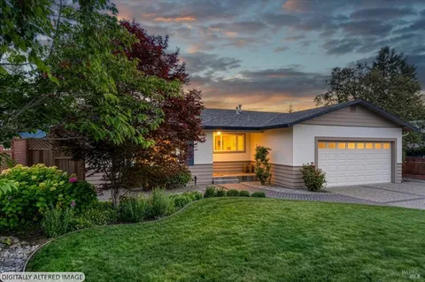 $995,000 | 957 McNear Avenue, Petaluma, CA 94952