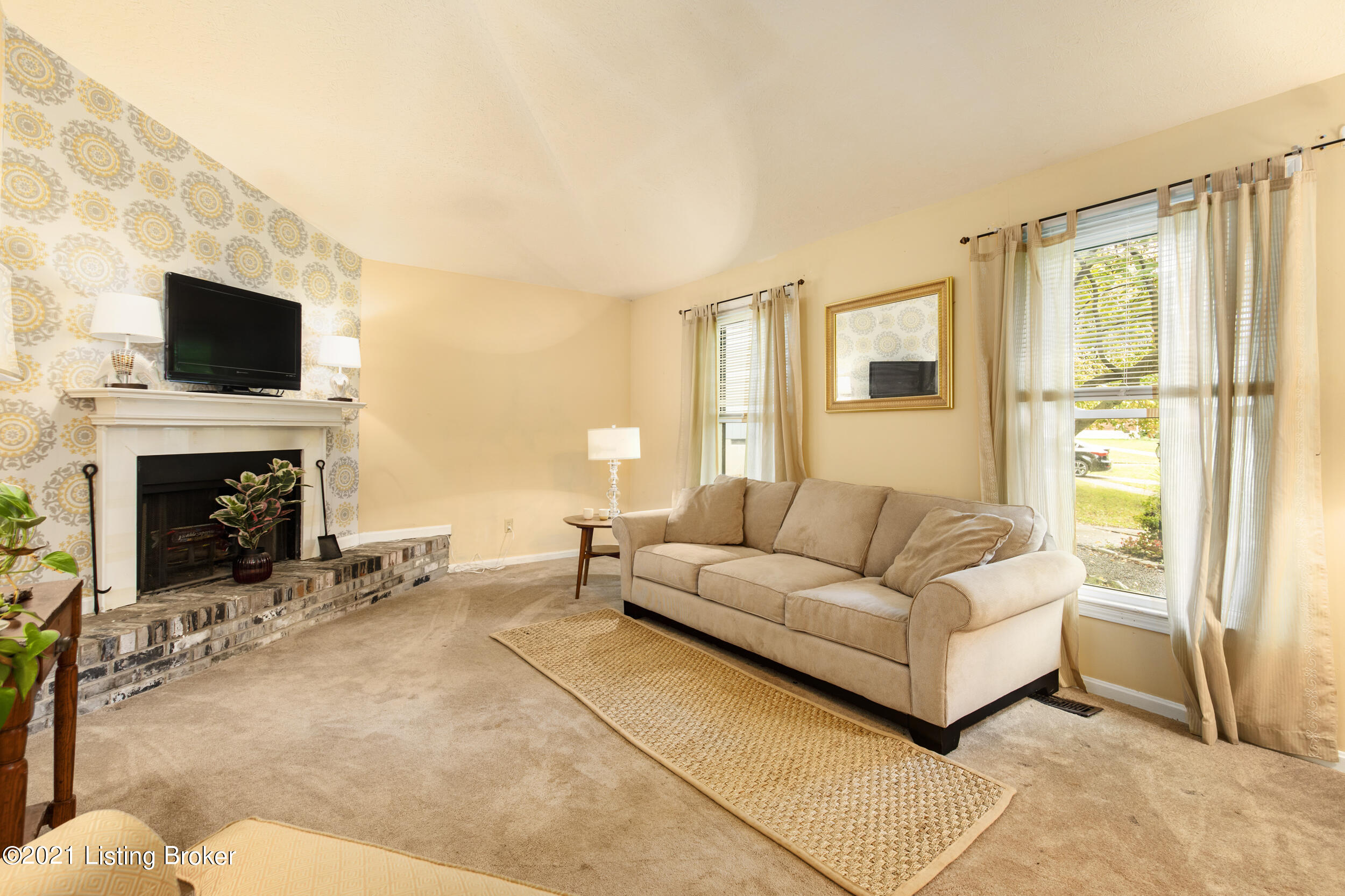 2013 Millgate Road Louisville, KY 40223 - Photo 5 of 36 Living Room