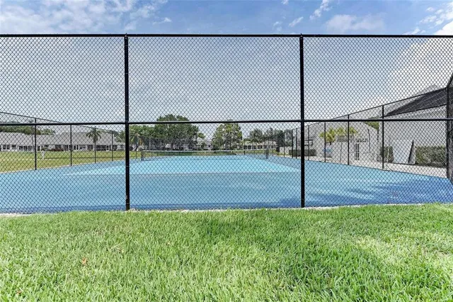 a view of a back yard