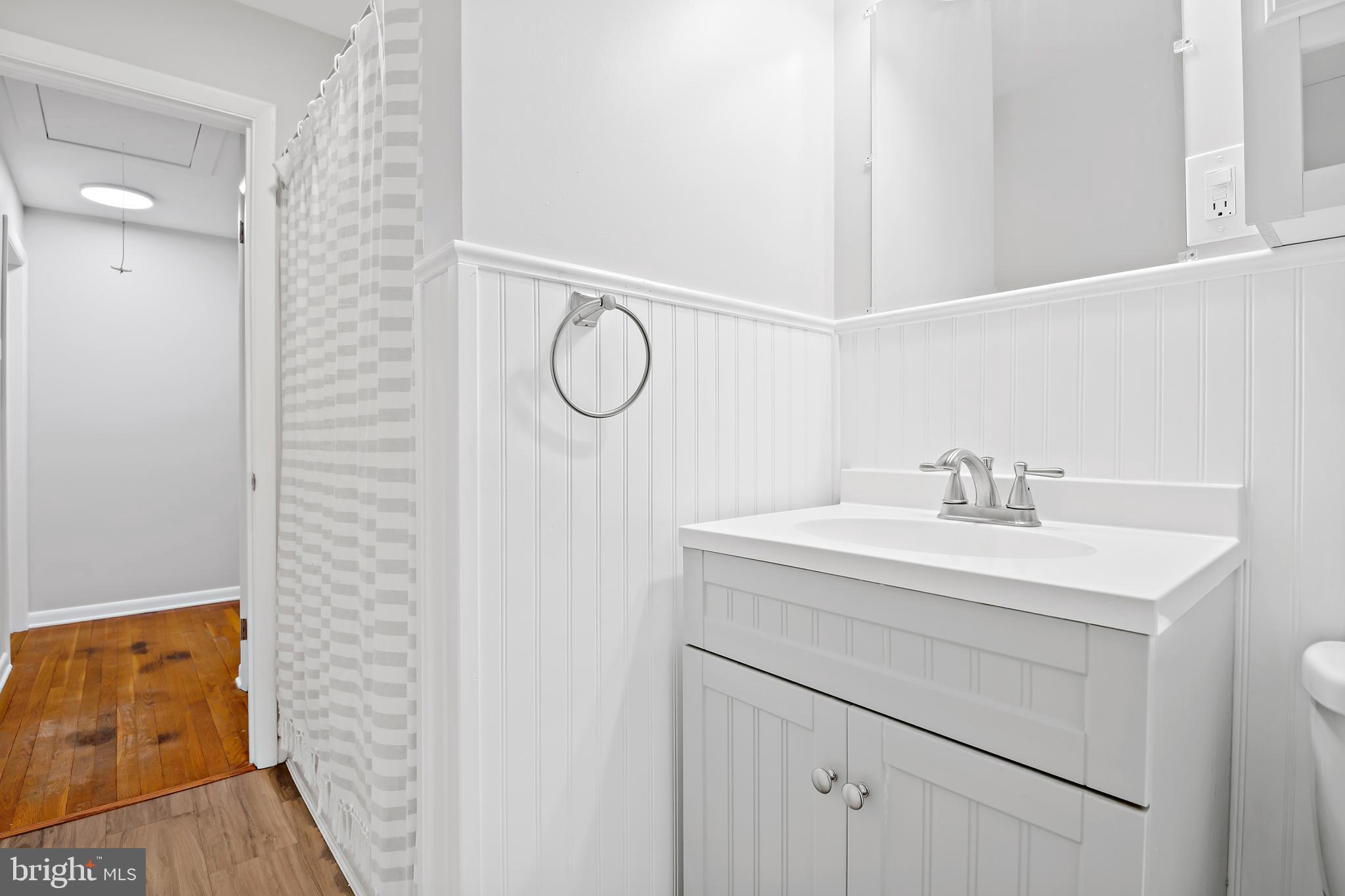 961 Cardinal Road Lancaster, PA 17601 - Photo 21 of 37 Hall bathroom