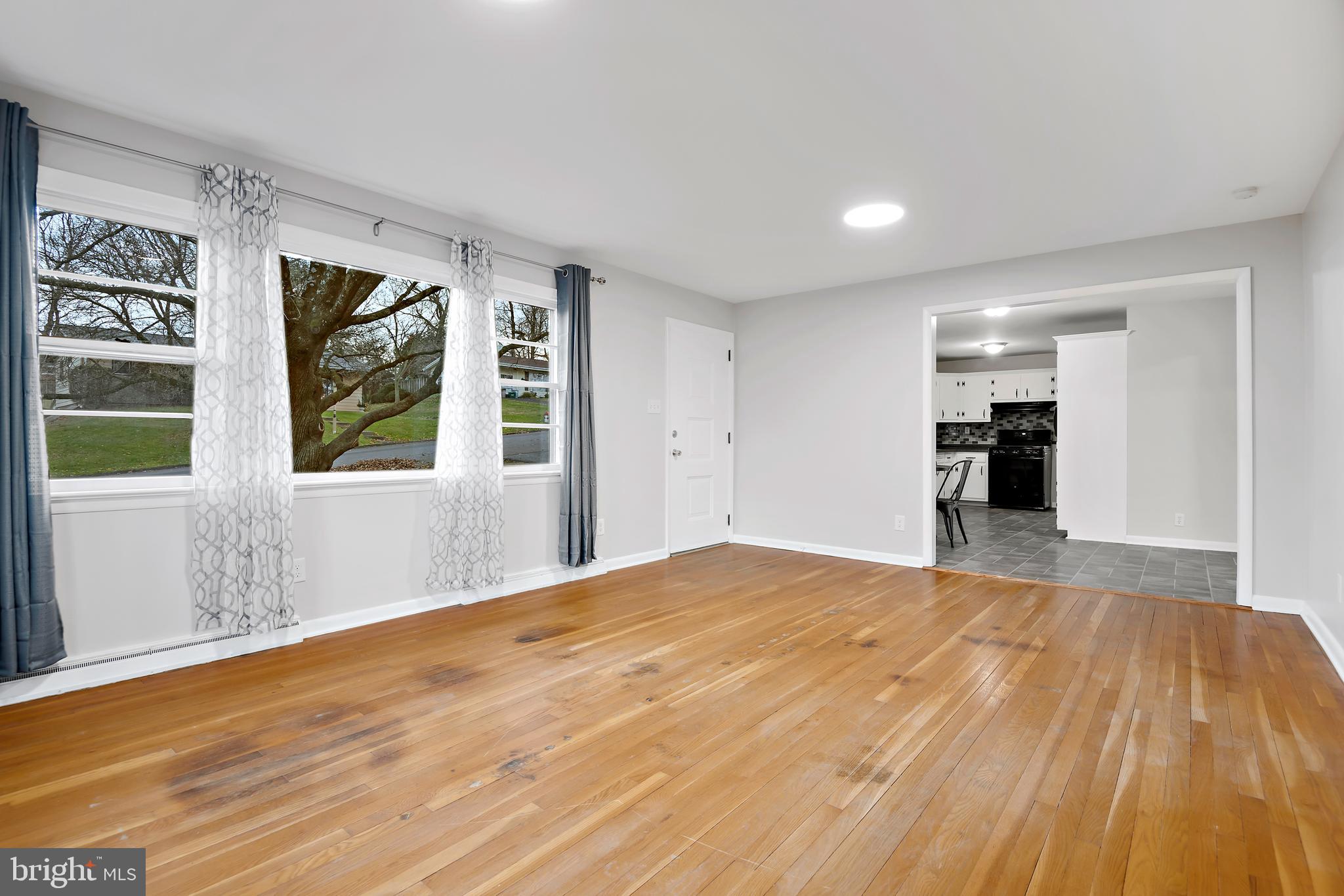961 Cardinal Road Lancaster, PA 17601 - Photo 5 of 37 Living room