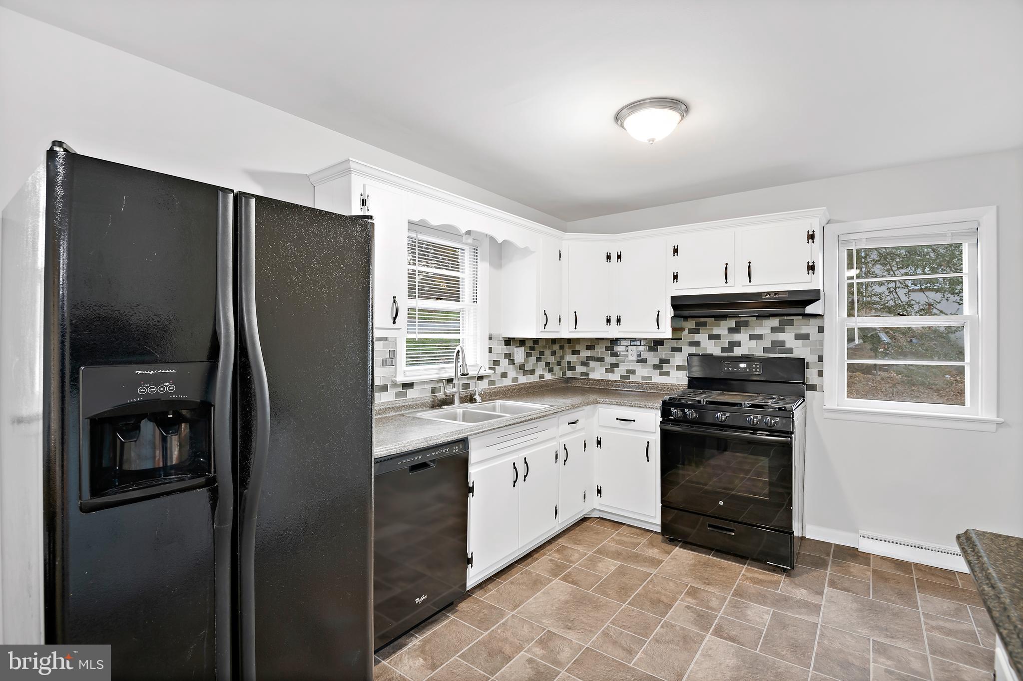 961 Cardinal Road Lancaster, PA 17601 - Photo 8 of 37 Kitchen