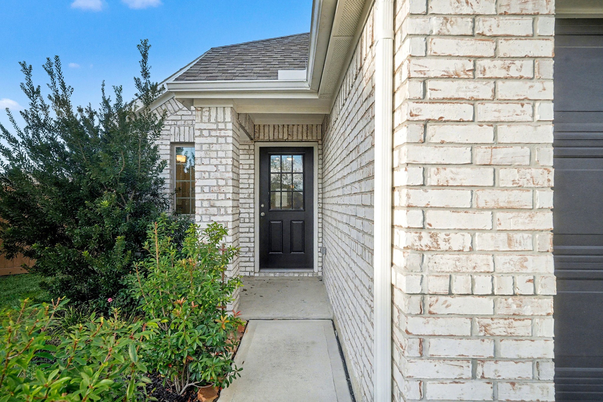 8427 Blue Shell Lane Cypress, TX 77433 - Photo 4 of 27 Charming front patio!